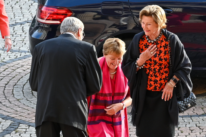 Dronning Sonja ble tatt imot av Oslos ordfører og styreleder i Anders Jahres stiftelse Svein Aaser og prisutvalgets leder, Åse Kleveland.